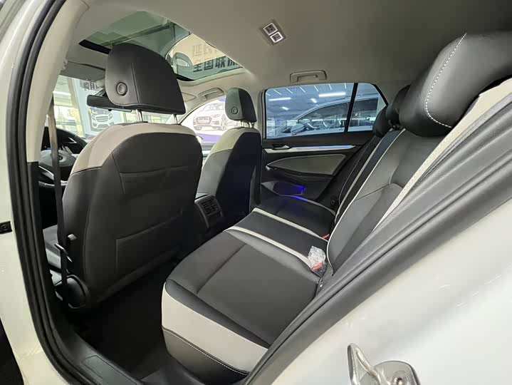 Фото 7 - Volkswagen Golf