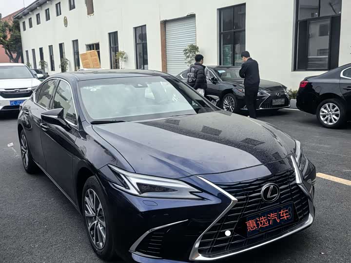 Фото 3 - Lexus ES