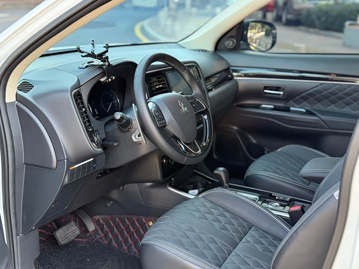 Фото 4 - Mitsubishi Outlander