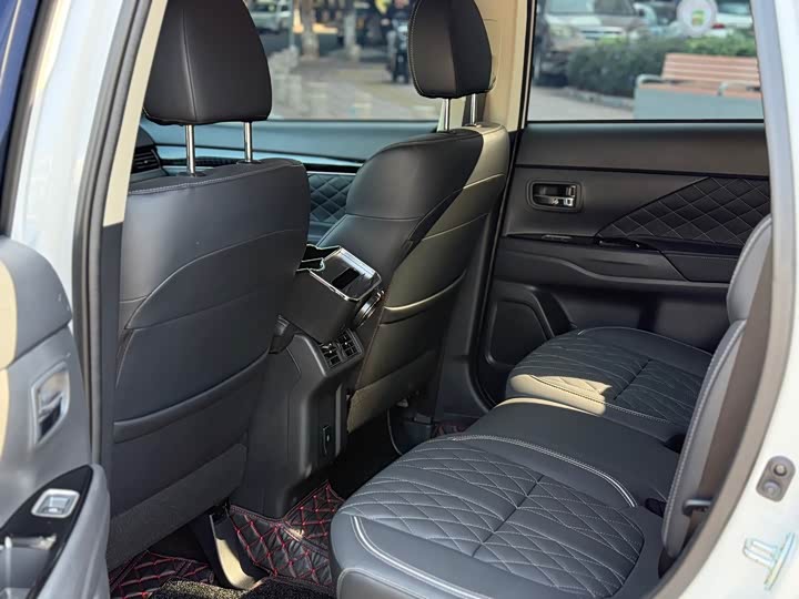 Фото 6 - Mitsubishi Outlander