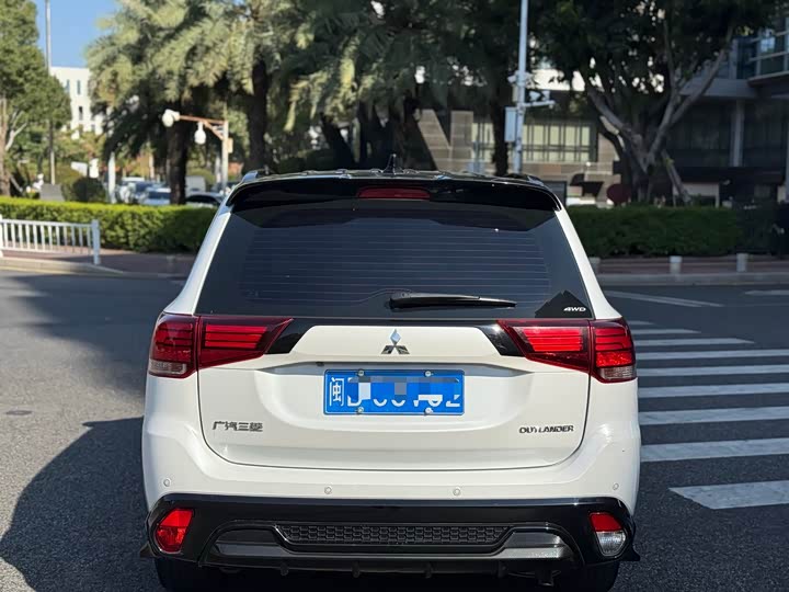 Фото 8 - Mitsubishi Outlander