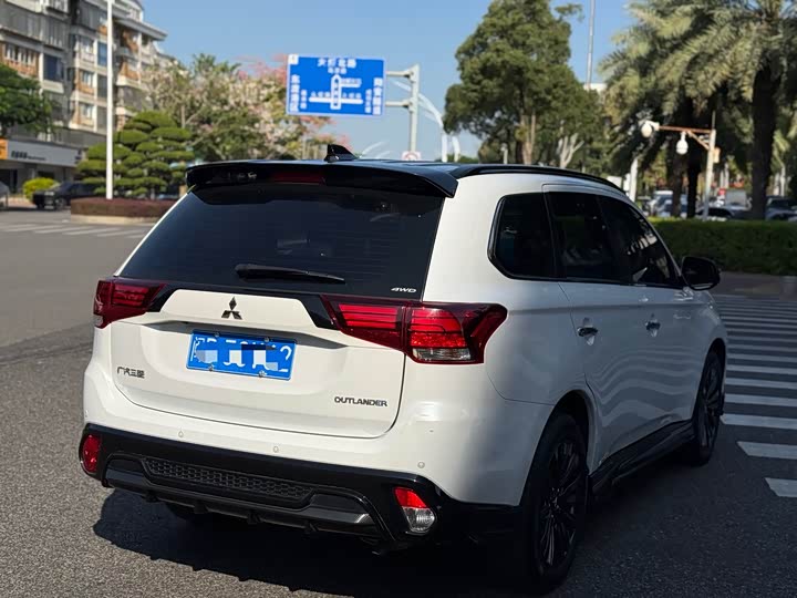 Фото 9 - Mitsubishi Outlander