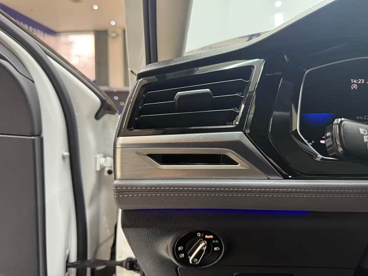 Фото 9 - Volkswagen Sagitar L