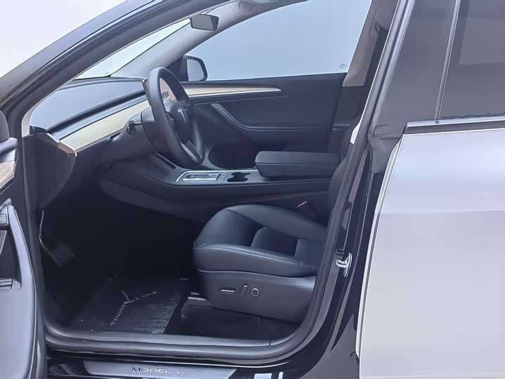 Фото 10 - Tesla Model Y