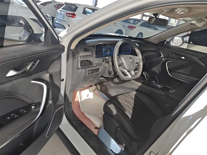 Фото 16 - Bestune T77