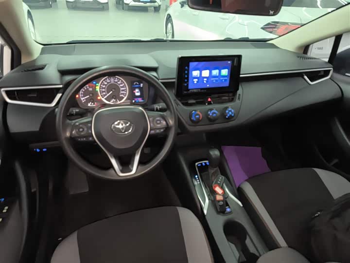 Фото 10 - Toyota Corolla