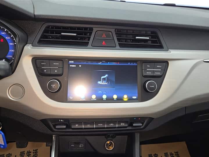 Фото 13 - Geely Vision X3