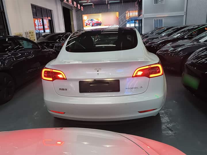 Фото 6 - Tesla Model 3