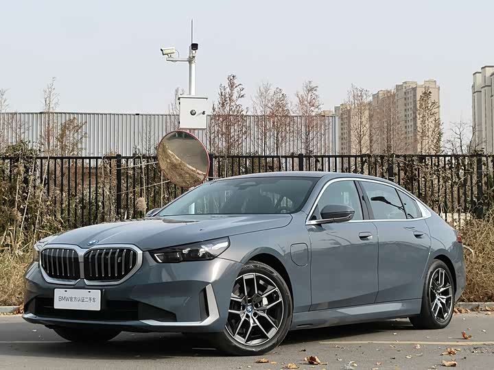 Фото 2 - BMW i5