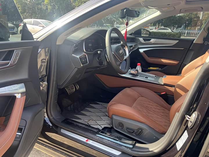 Фото 4 - Audi A7L