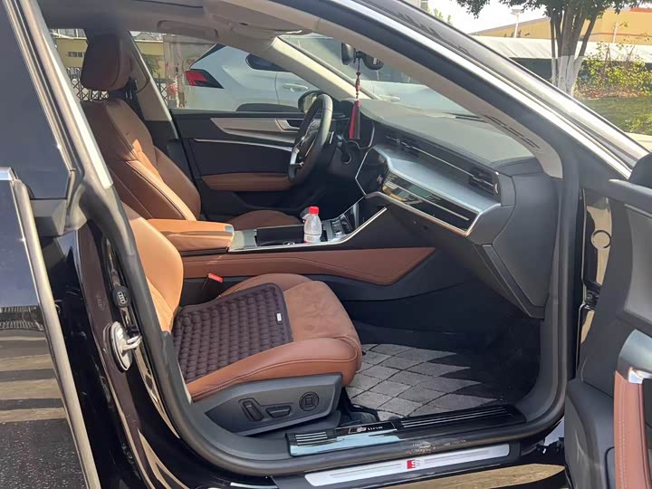 Фото 5 - Audi A7L