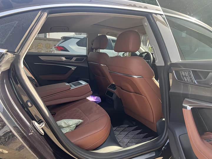 Фото 6 - Audi A7L