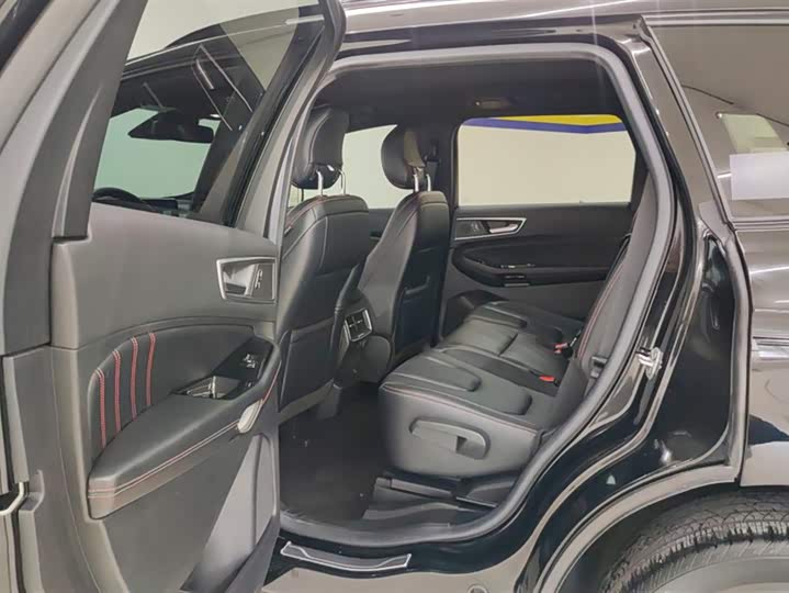 Фото 11 - Ford Edge