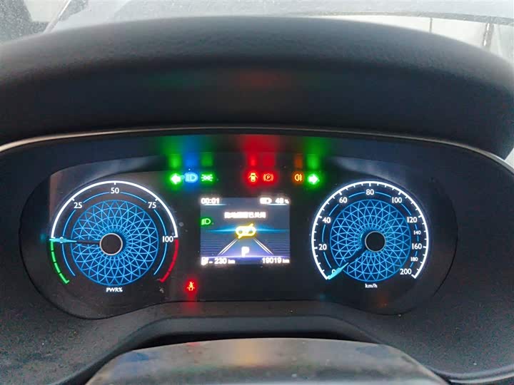 Фото 12 - Hongqi E-QM5