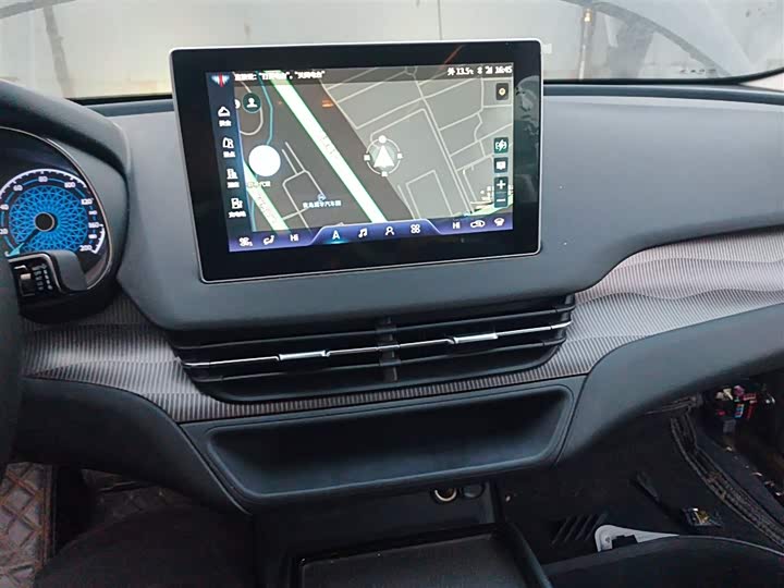 Фото 13 - Hongqi E-QM5