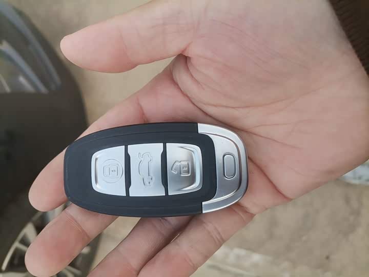 Фото 8 - Hongqi E-QM5