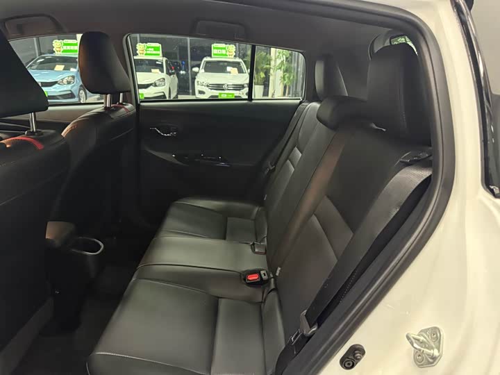 Фото 10 - Toyota Yaris L Hatchback