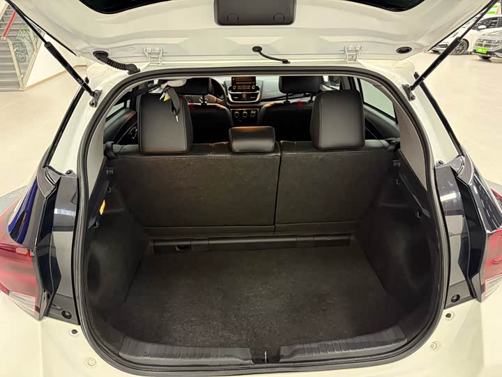 Фото 11 - Toyota Yaris L Hatchback