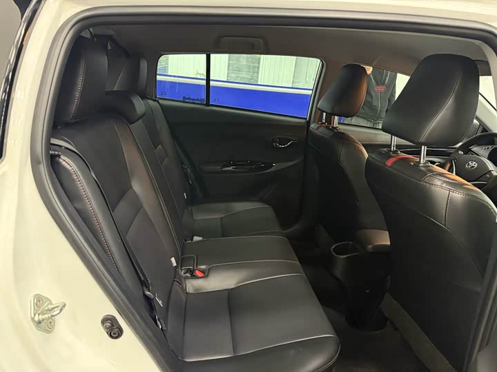 Фото 12 - Toyota Yaris L Hatchback