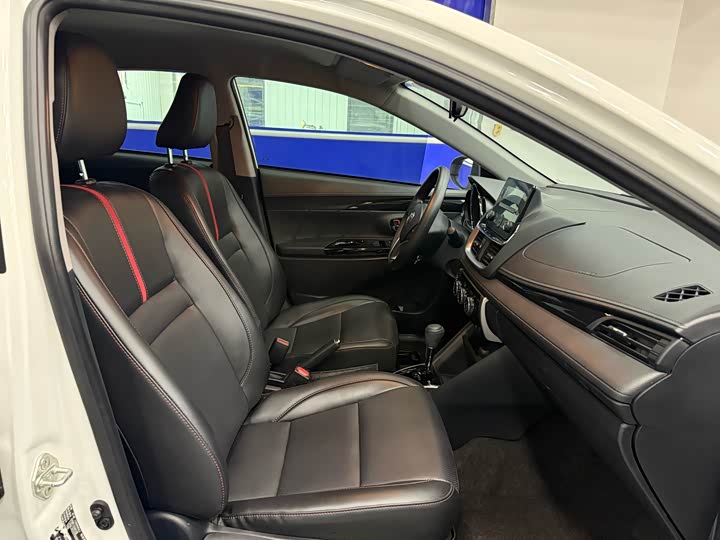 Фото 13 - Toyota Yaris L Hatchback