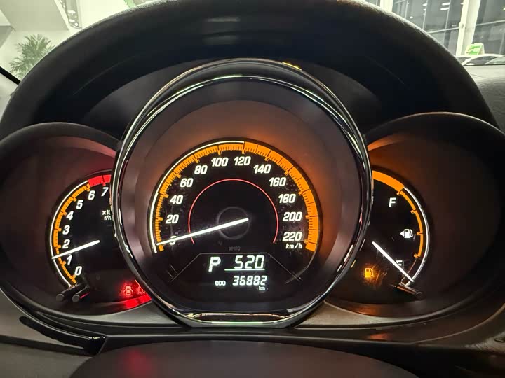 Фото 14 - Toyota Yaris L Hatchback