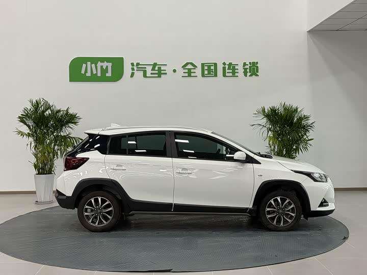 Фото 4 - Toyota Yaris L Hatchback