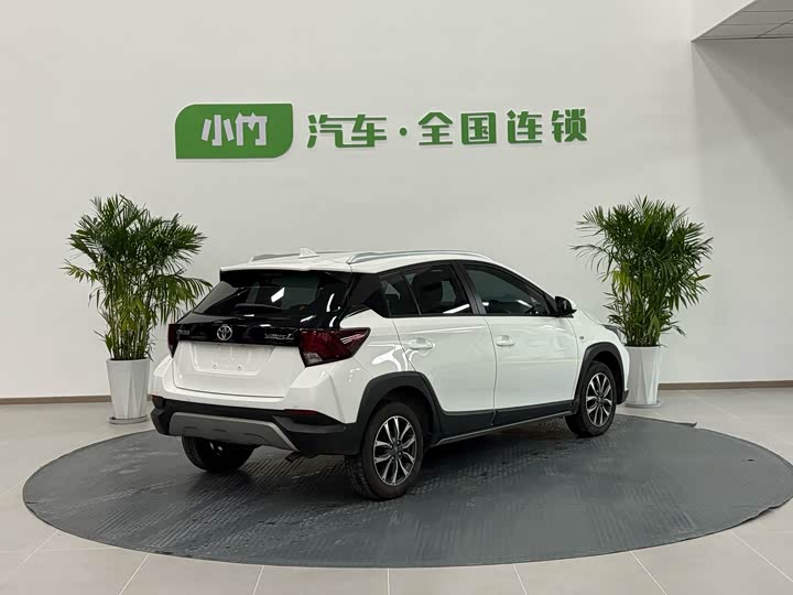 Фото 5 - Toyota Yaris L Hatchback