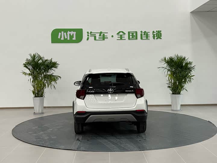 Фото 6 - Toyota Yaris L Hatchback