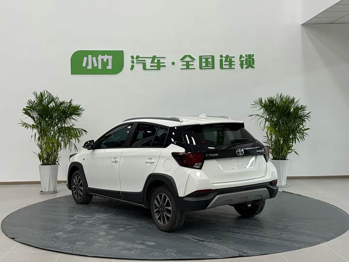 Фото 7 - Toyota Yaris L Hatchback