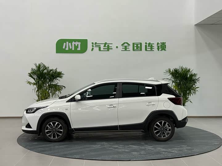 Фото 8 - Toyota Yaris L Hatchback