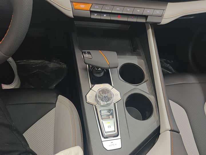 Фото 14 - Changan UNI-V Hybrid