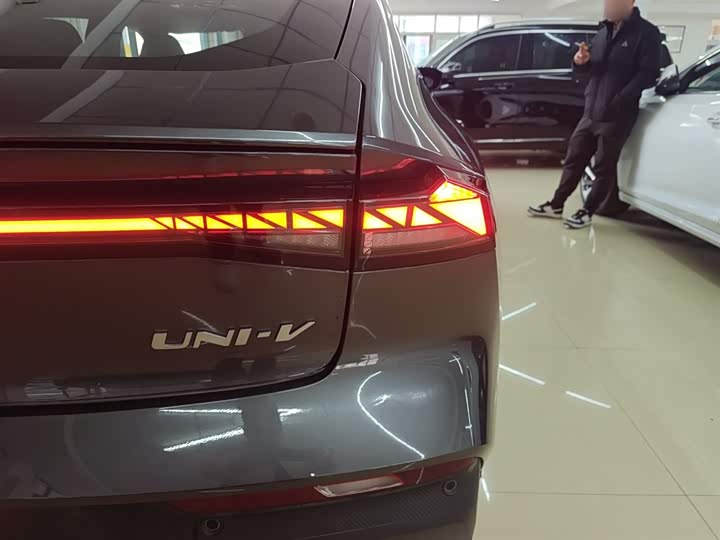 Фото 8 - Changan UNI-V Hybrid