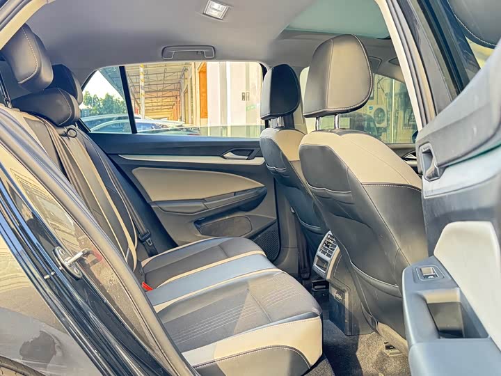 Фото 13 - Volkswagen Golf