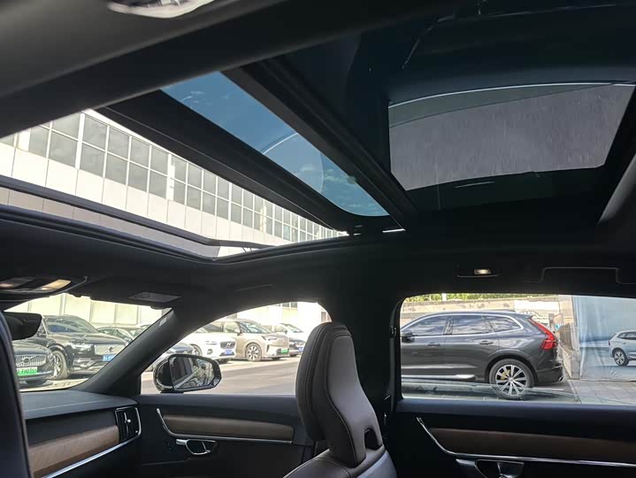 Фото 9 - Volvo S90