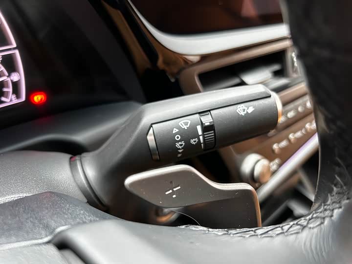 Фото 10 - Lexus ES