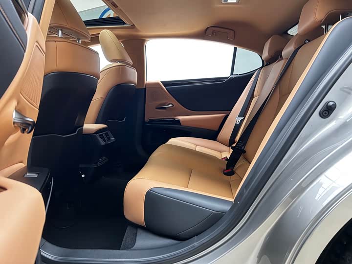 Фото 12 - Lexus ES