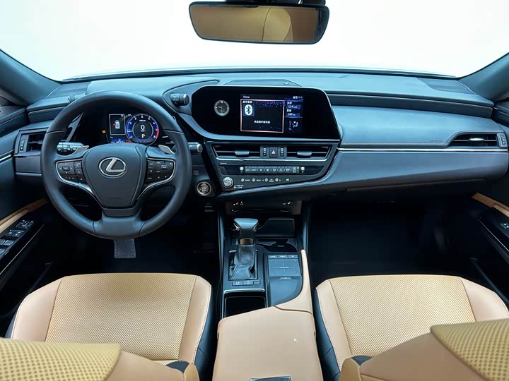 Фото 16 - Lexus ES