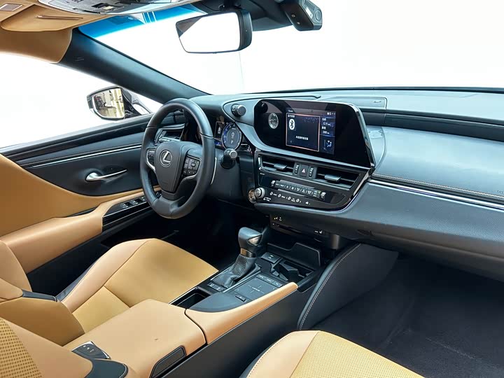 Фото 17 - Lexus ES