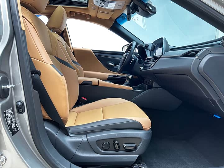 Фото 18 - Lexus ES