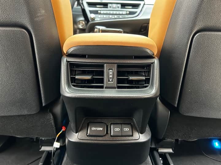 Фото 20 - Lexus ES