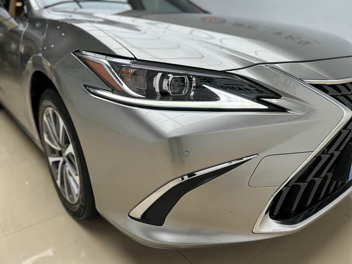 Фото 21 - Lexus ES