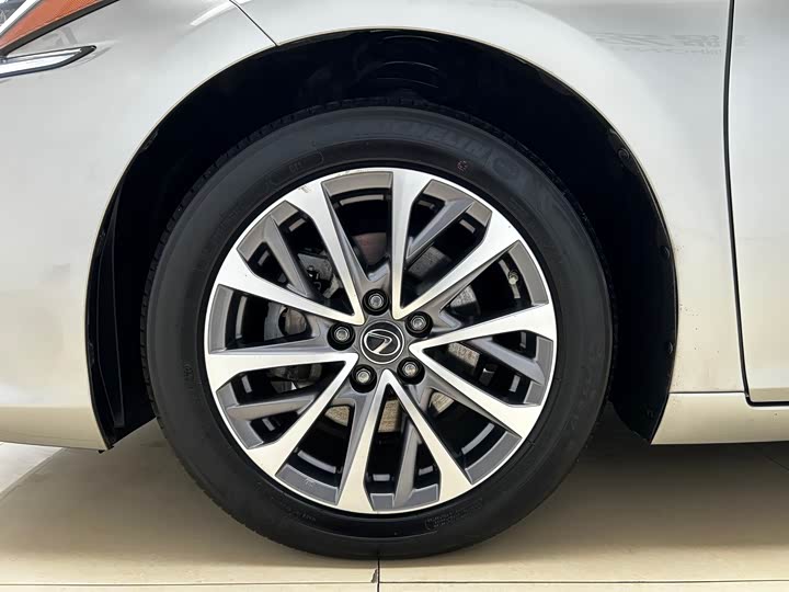 Фото 22 - Lexus ES