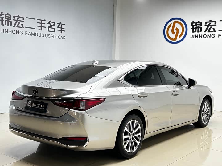 Фото 23 - Lexus ES