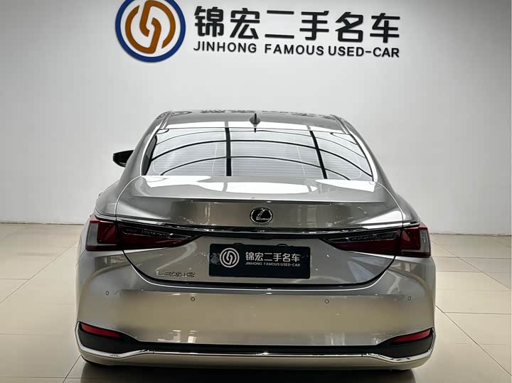 Фото 24 - Lexus ES