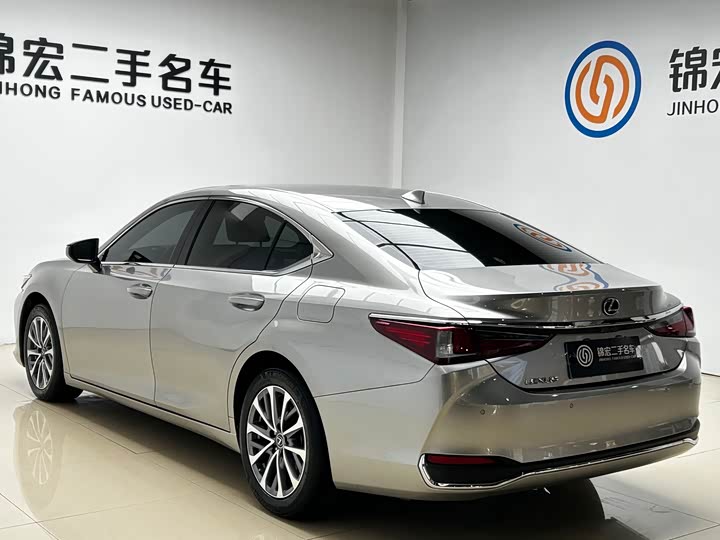 Фото 25 - Lexus ES