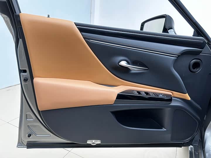 Фото 5 - Lexus ES