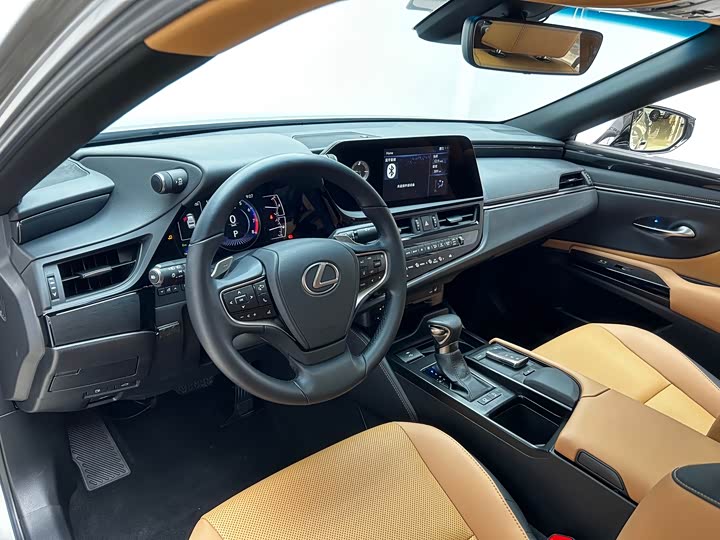 Фото 7 - Lexus ES