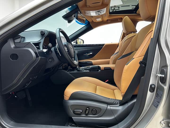 Фото 8 - Lexus ES