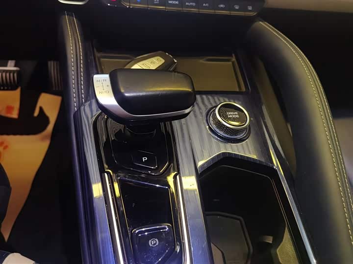 Фото 14 - Geely Monjaro