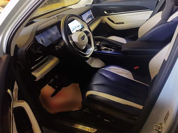 Фото 16 - Geely Monjaro